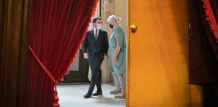 El president de la Generalitat, Pere Aragonès y la diputada de la CUP en el Parlament Dolors Sabater, a su llegada a un Pleno en el Parlament de Catalunya, a 22 de julio de 2021, en Barcelona, Catalunya (España). La sesión de hoy es una continuación de las de ayer y el martes 20. En el pleno de este miércoles el Govern de la Generalitat anunció que recurriría al Institut Català de Finances (ICF) para cubrir las fianzas que el Tribunal de Cuentas impuso a los 34 exaltos cargos por la acción exterior de la Generalitat realizadas entre los años 2011 y 2017 y hoy la Junta de Govern del ICF ha aprobado cubrirlas. Además, ayer el Parlament aprobó una propuesta de resolución presentada por los partidos independentistas que pide la supresión de los delitos del Código Penal de enaltecimientos del terrorismo e injurias y calumnias a la Corona y a las instituciones del Estado. 22 JULIO 2021;PLENO;PARLAMENT;CATALUNYA David Zorrakino / Europa Press 22/07/2021