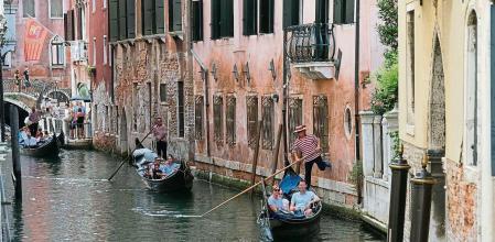 Gondolas slide through a canal as Venice gears up for a ban on cruise liners that becomes effective on August 1, moving to end years of hesitation and putting the demands of residents and culture bodies above those of the tourist industry, in Venice, Italy, July 27, 2021. Picture taken July 27, 2021. REUTERS/Manuel Silvestri