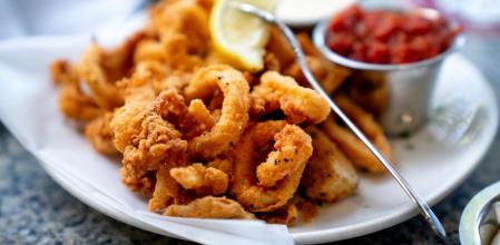 Una tapa de calamares fritos