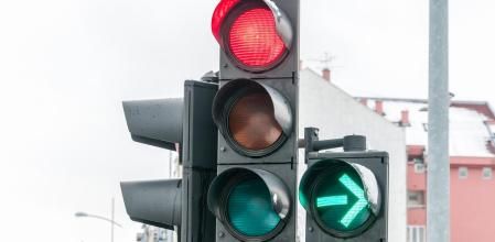 Semáforos circulares con flechas