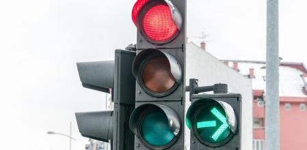 La flecha de color verde del semáforo permite el giro a la derecha