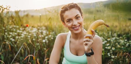 Chica deportista plátano