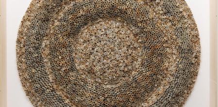 Return to oneself de Aurelio San Pedro. 1 m diámetro. Hojas de libro y técnica mixta.