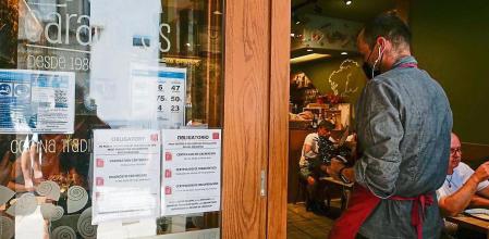 Carteles de indicaciones de obligatoriedad de presentar certificados antes de acceder al interior, en una Marisquería de la Rua da Raiña, el día en que el TSXG declara nula la petición de certificado Covid para entrar en hostelería, a 12 de agosto de 2021, en Santiago de Compostela, A Coruña, Galicia (España). El certificado Covid para entrar a bares, restaurantes y locales de ocio nocturno carece de vigencia en Galicia, después de no haber sido autorizado por el Tribunal Superior de Xustiza de Galicia (TSXG) porque no se solicitó una autorización judicial para ello. HOSTELERIA;SANTIAGO DE COMPOSTELA César Arxina / Europa Press 12/08/2021