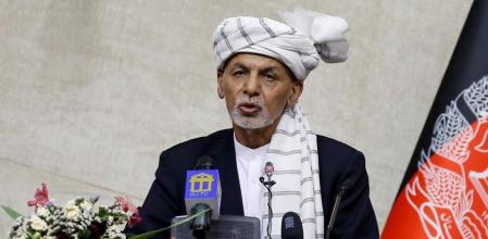 El presidente afgano Ashraf Ghani dando un discurso el 2 de agosto ante el parlamento en Kabul.