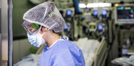 Una enfermera de la UCI del Hospital Clínic de Barcelona