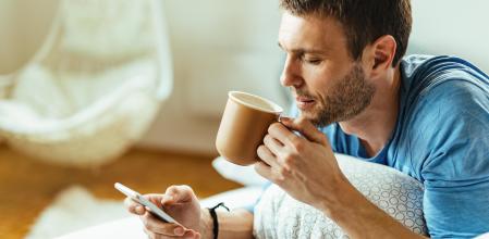 Joven bebiendo una taza de café