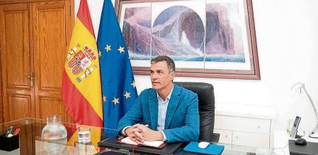 GRAF4581. LANZAROTE, 19/08/2021.- El presidente del Gobierno, Pedro Sánchez, durante la reunión por videoconferencia con el grupo de trabajo que está coordinando la repatriación de los españoles de Afganistán, así como la acogida de los colaboradores afganos evacuados de su país, integrado por cinco ministerios, desde Lanzarote, este jueves. EFE/Pool Moncloa/ Fernando Calvo SOLO USO EDITORIAL/SOLO DISPONIBLE PARA ILUSTRAR LA NOTICIA QUE ACOMPAÑA (CRÉDITO OBLIGATORIO)