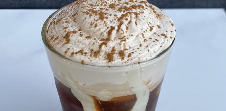 Hay pocos que se atrevan a tomar bebidas calientes a estas alturas del verano. Por suerte, muchas de ellas pueden adaptarse a las altas temperaturas, como el café. Prepáralo con hielo y dale un toque especial con la propuesta de Miquel Antoja, con cremoso de lima y chantilly de dulce de leche. ¿Te atreves?