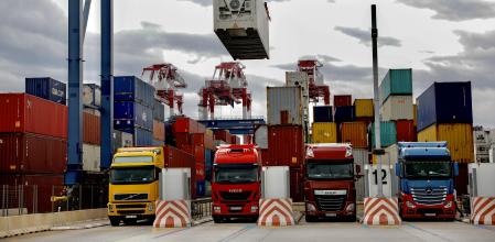 Camiones y contenedores en Hutchison Ports BEST (Barcelona)