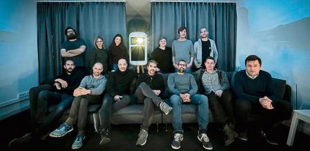 El equipo de profesionales de Broomx en una sala de trabajo con el proyector MK360 de realidad virtual diseñado y producido por la compañía