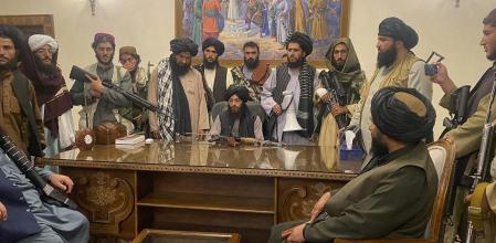 Grupo de talibanes en el interior del palacio presidencial, el día 15 de agosto, tras la toma de Kabul