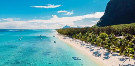 Vista aérea de la playa de lujo con una montaña en Mauricio