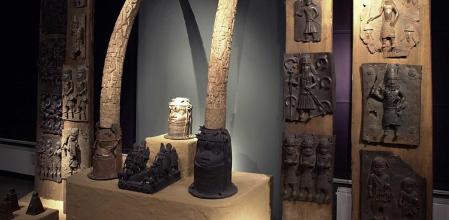 Esculturas, colmillos de elefante y paneles del reino de Benín en el Museo de Etnología de Leipzig, Alemania.