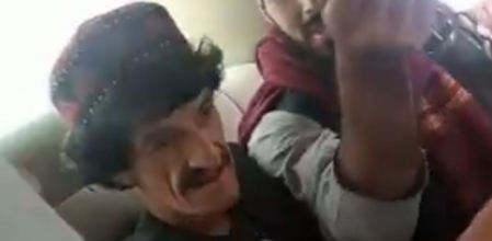 Captura del vídeo en el que se ve al cómico en el coche con los talibanes