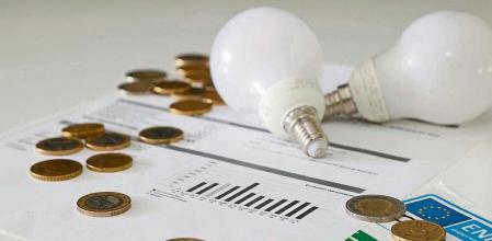 -FOTODELDÍA- MADRID, 12/08/2021.- El Gobierno ha puesto en marcha una batería de propuestas para aliviar, a corto y largo plazo, el recibo de la luz de hogares e industrias, unas medidas que, sin embargo, no cuentan en muchos de los casos con el apoyo de los partidos de la oposición, que tienen sus propias recetas para conseguirlo EFE/Juan Carlos Hidalgo