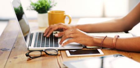 Mujer utilizando portátil, tablet y smartphone
