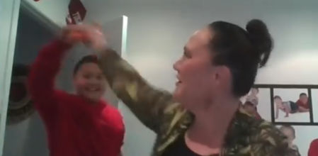 El hijo de una ministra de Nueva Zelanda interrumpe una entrevista en directo