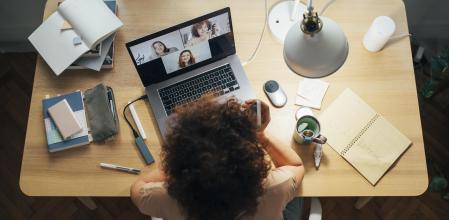 Mujer trabajando en escritorio