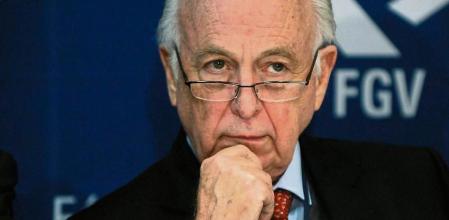 Luiz Carlos Bresser Pereira, an economist and former finance minister of Brazil, speaks at an economic forum sponsored by the Getulio Vargas Foundation school in Sao Paulo, Brazil, on Monday, Aug. 30, 2010. Brazilian Finance Minister Guido Mantega said at the event that foreign-based companies operating in Brazil should consider sending some profits home as the exchange rate is unlikely to remain as favorable as it is now. Photographer: Paulo Fridman/Bloomberg *** Local Caption *** Luiz Carlos Bresser Pereira