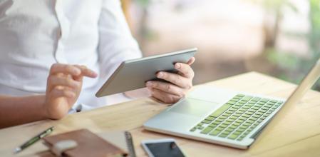 Hombre utilizando ordenador, tablet y móvil