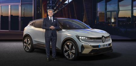 Luca de Meo, CEO de Renault, posa junto al nuevo Mégane E-TECH Eléctrico