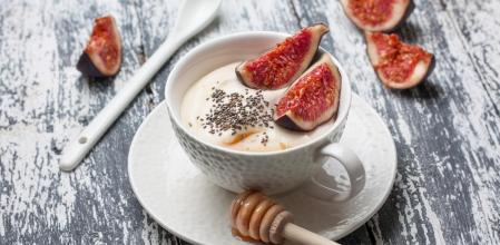 Yogur con trozos de higo