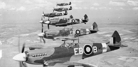 Un escuadrón de aviones Supermarine Spitfire, en el año 1944.