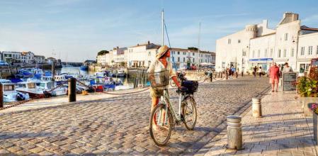 Una turista paseando por el puerto de Saint-Martin-de-Ré