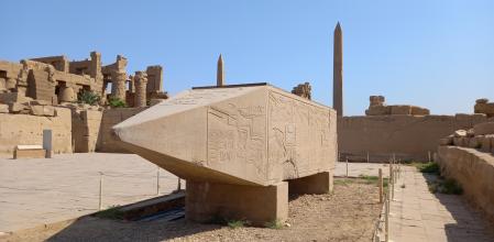 El obelisco de Tutmosis I (al fondo, a la izquierda) y los dos de su hija Hatshepsut