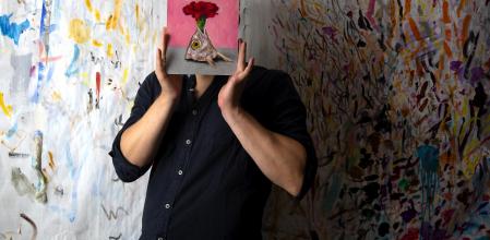 Paul Pretzer fotografiado con una de sus creaciones en su estudio de Barcelona