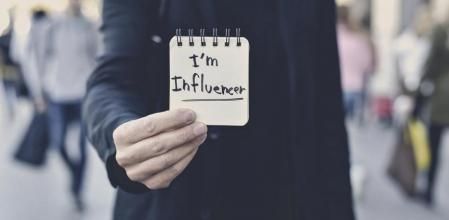 Un influencer exhibe su condición