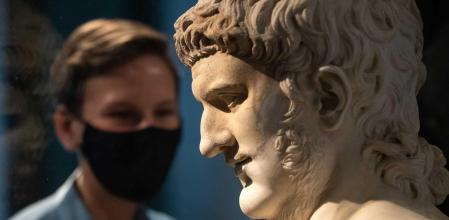 Busto de mármol de Nerón perteneciente a los Museos Capitolinos de Roma, en la exposición sobre el emperador en el British Museum, mayo de 2021