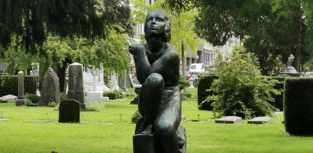 Estatua sobre una tumba en el  Cementerio de los Reyes.