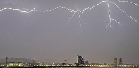 Tromenta eléctrica desde el mar.