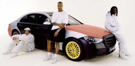 Mercedes, en colaboración con Heron Preston (centro), ha creado una peculiar línea de moda para celebrar el 50 aniversario de la patente del airbag