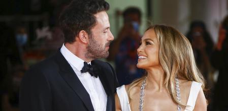 Jennifer Lopez y Ben Affleck a su llegada a la premiere de 'El último duelo' en el Festival de Cine de Venecia