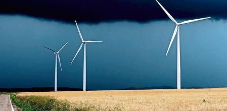foto XAVIER CERVERA 17/06/2021 (parque eolico al oeste de Belchite, provincia Zaragoza) energia eolica (molinos d viento) y placas fotovoltaicas (energia solar) en la comunidad autonoma de aragon, españa