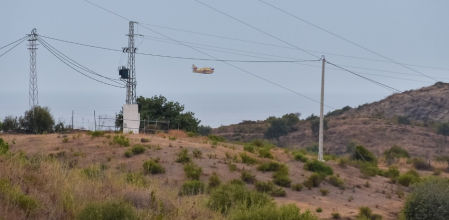 Hidroavión cargado de agua para sofocar el incendio de Sierra Bermeja.