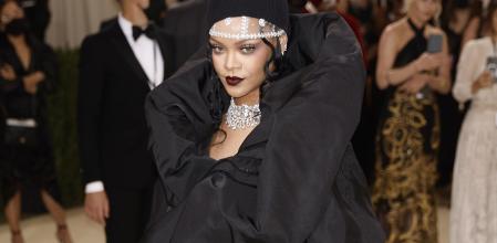 Rihanna posa en la alfombra roja con un diseño firmado por Balenciaga