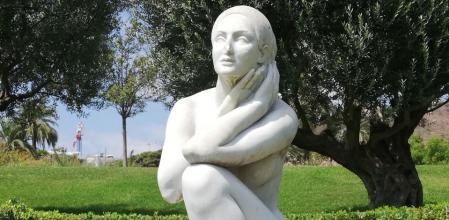 'La Serenidad', de Eulàlia Fàbregas de Sentmenat, en el Parque Cervantes de Barcelona.