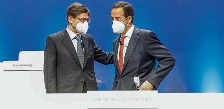 El presidente de Caixabank, José Ignacio Goirigolzarri (i), y el consejero delegado de la entidad, Gonzalo Gortázar (d), durante una reunión de la Junta General de Accionistas de Caixabank, a 14 de mayo de 2021, en el Palacio de Congresos, Valencia, Comunidad Valenciana, (España). Este encuentro entre los accionistas de la entidad, el primero tras su fusión con Bankia, estará marcado por la negociación del ERE con los sindicatos y la polémica por el sueldo del nuevo presidente de la entidad, José Ignacio Goirigolzarri. 14 MAYO 2021;BANKIA;CAIXABANK;BANCOS;FINANZAS Rober Solsona / Europa Press 14/05/2021