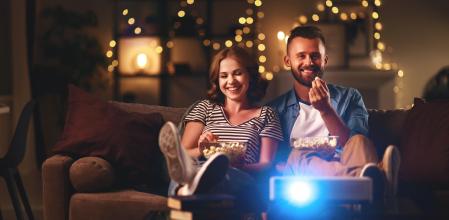 7 cosas imprescindibles para montar el cine en casa para tus sesiones de sofá, peli y manta