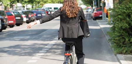 En bicicleta es importante señalizar con el brazo cuando se va a realizar un giro