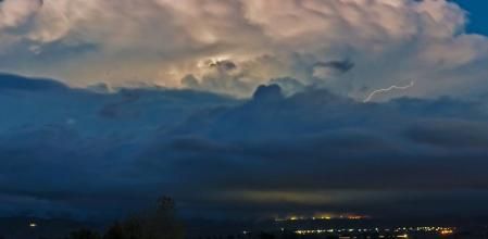 Rayos en un cumulonimbus al anochecer, fenómeno captado en La Garrotxa.