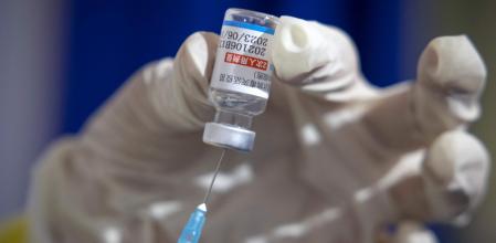 Una enfermera marroquía prepara una vacuna de Sinopharm de la Covid-19.