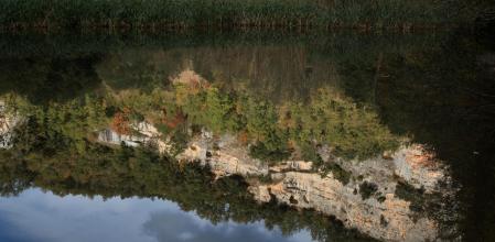 El reflejo de la montaña de piedra caliza en el parque natural de Izki