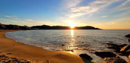 Primer amanecer del otoño en Roses.