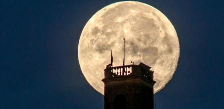 La última luna de de verano se despide coronando el campanario de la ermita de Sant Sebastià.