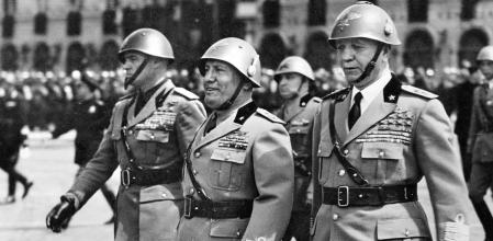 Mussolini y Badoglio en el cuarto aniversario del imperio italiano, 9 de mayo de 1940.